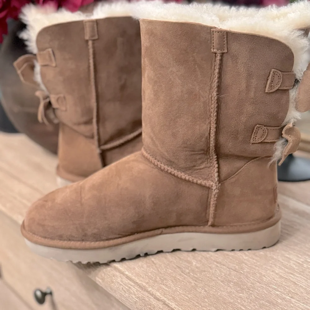 UGG Meilani Short Chestnut Suede/Sheepskin Bow Boots  Sz 10 Women's 1012981